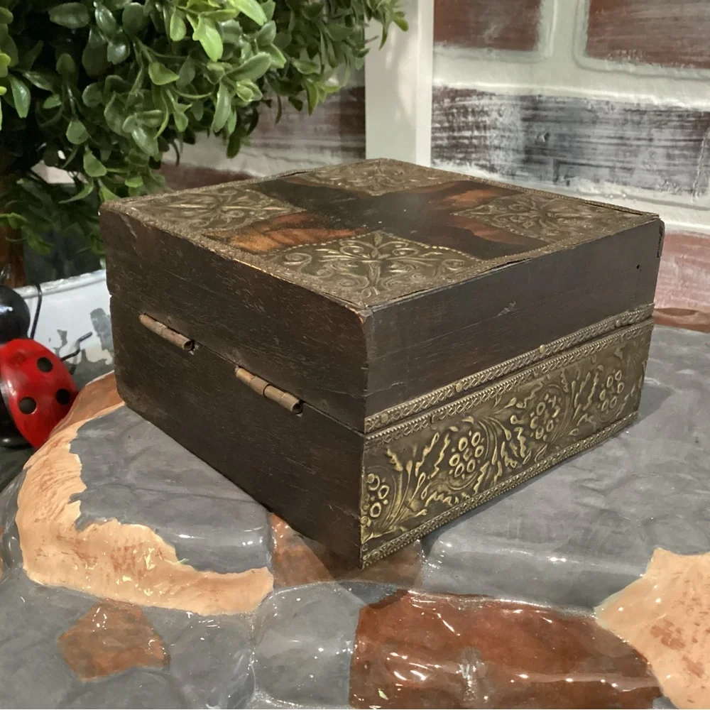 🟤 Vintage - Beautifully crafted solid wood, brass/metals Jewelry / Keepsake Box - Picture 4 of 12